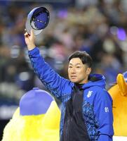 ソフトバンクに勝利し、スタンドに帽子を振る相川監督（撮影・西岡正）
