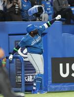 ７回、左越えに同点ソロを放つレイエス（撮影・金田祐二）