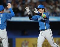 延長１１回、右越えに勝ち越しソロを放ち笑顔で生還する水野（撮影・金田祐二）