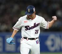 ８回、ピンチを脱しガッツポーズの山野（撮影・金田祐二）