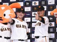 ポーズをとる井上（左）と打のヒーローの中山（撮影・園田高夫）