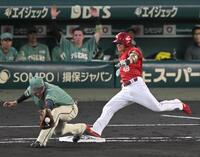 ４回、内野安打で出塁する平良（撮影・飯室逸平）