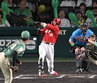 ７回、適時打を放つ黒川（撮影・飯室逸平）