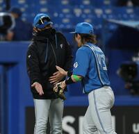 水野を迎える新庄監督（撮影・金田祐二）