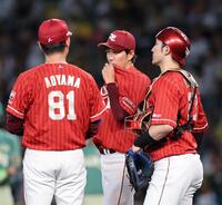 ４回、岸（中央）はピンチを迎え青山コーチがマウンドに行く（撮影・山口登）