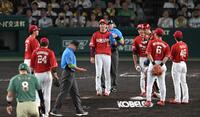 ５回、阪神に先制を許し、岸の元に集まる楽天ナイン（撮影・飯室逸平）