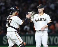 完投し、捕手の岸田とタッチを交わす井上