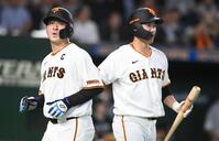 ５回、先制ホームを踏んだ岸田（左）を迎える井上（撮影・園田高夫）