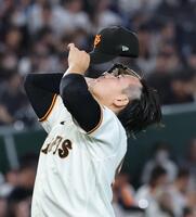 ４回、マウンドで汗をぬぐう井上