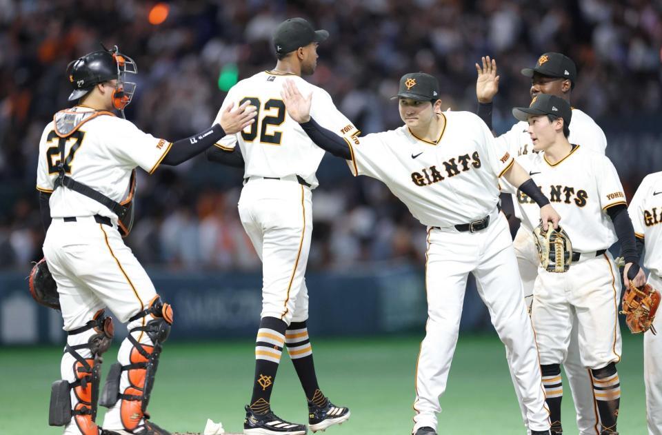 　３連勝しタッチを交わす泉口（中央）ら巨人ナイン（撮影・西岡正）