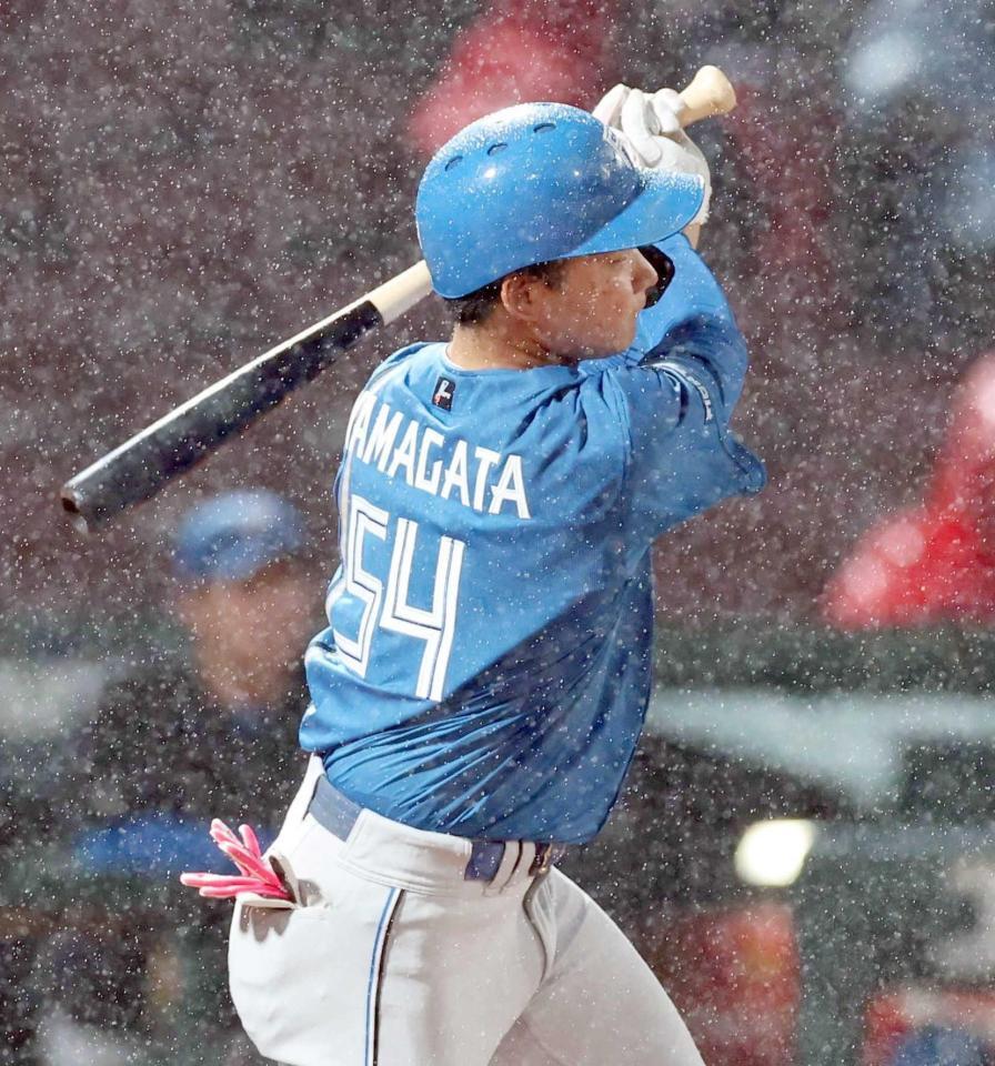 　１２回、勝ち越しの２点二塁打を放つ山県（撮影・北村雅宏）