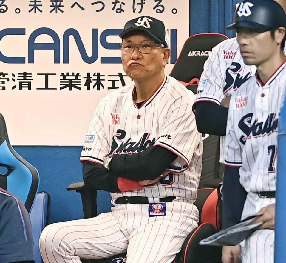 　３回、ベンチで険しい表情を見せる池山監督（撮影・開出牧）