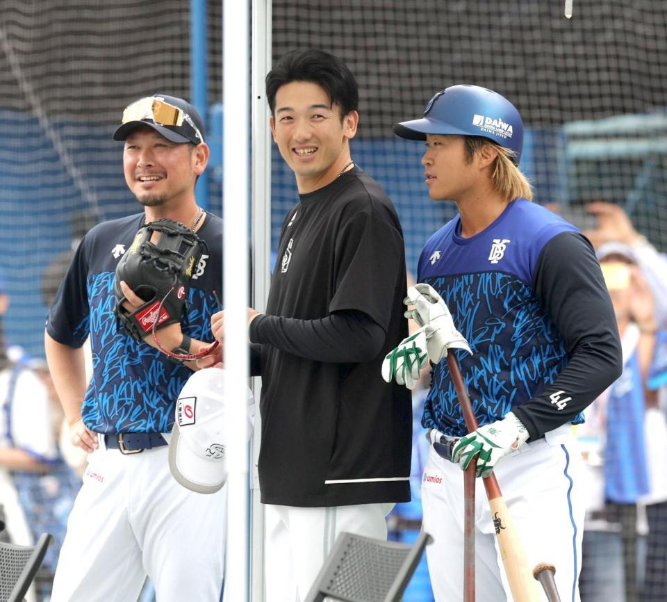 試合前練習でＤｅＮＡナインと話す山本（中央）＝撮影・西岡正