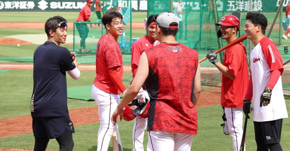 練習中、広島ナインと談笑する西川（左端）＝撮影・北村雅宏