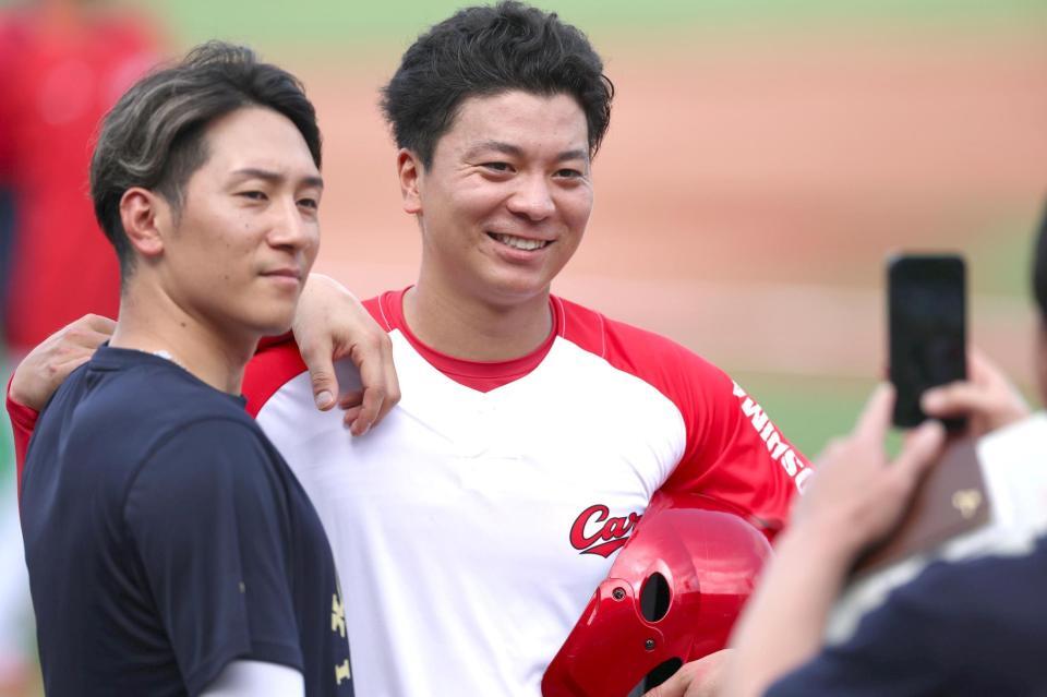 練習中、西川（左）と記念写真に納まる大盛（撮影・北村雅宏）