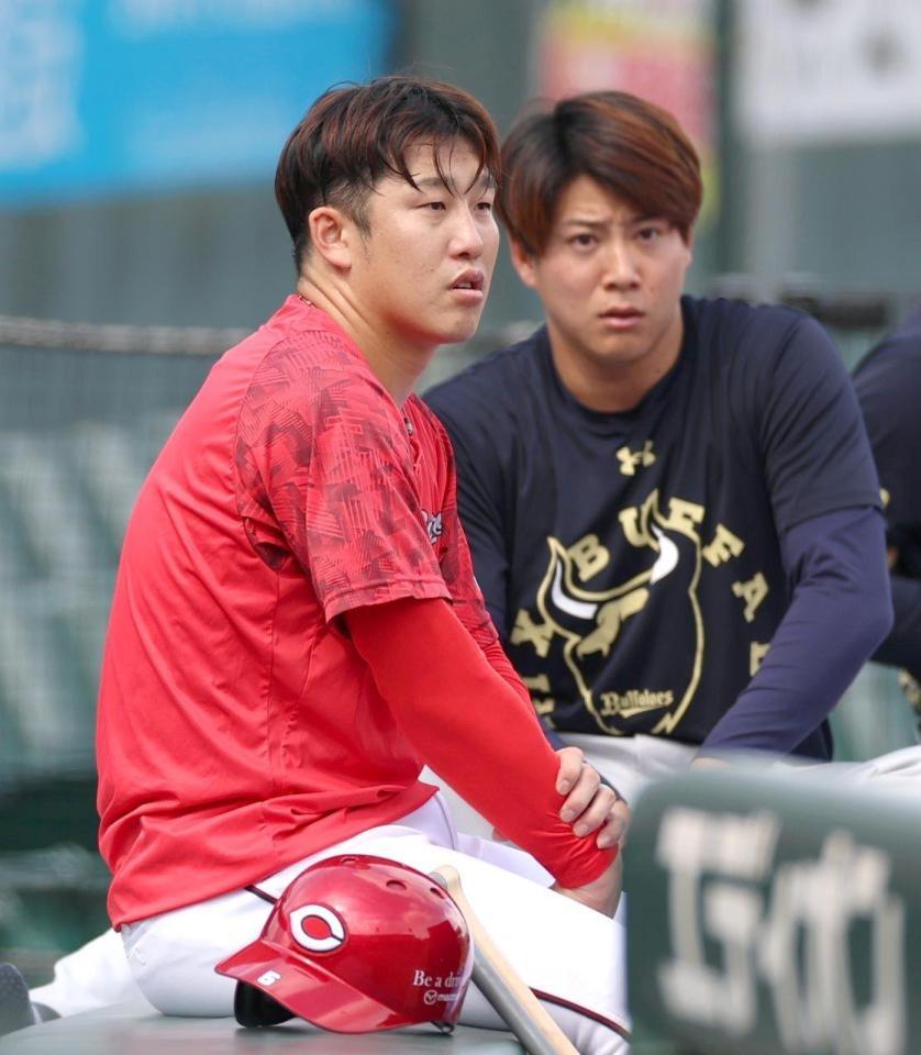 練習中に来田と談笑する小園（左）＝撮影・北村雅宏