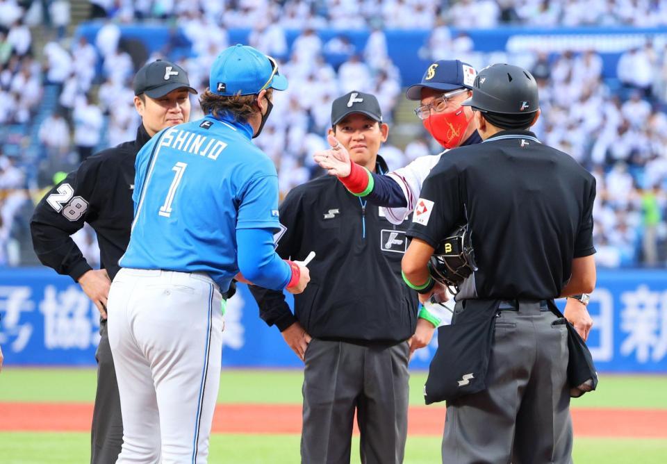 メンバー表を交換する新庄監督と池山監督（撮影・金田祐二）