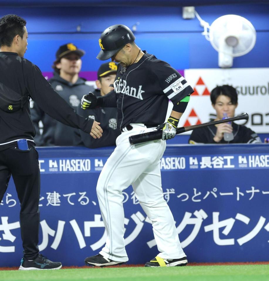 ６回、死球を受けた痛みに耐えかね、ベンチ前を走る近藤（撮影・西岡正）