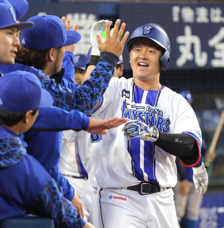 ３回、逆転３ランを放ち、ナインとタッチを交わす牧（撮影・西岡正）