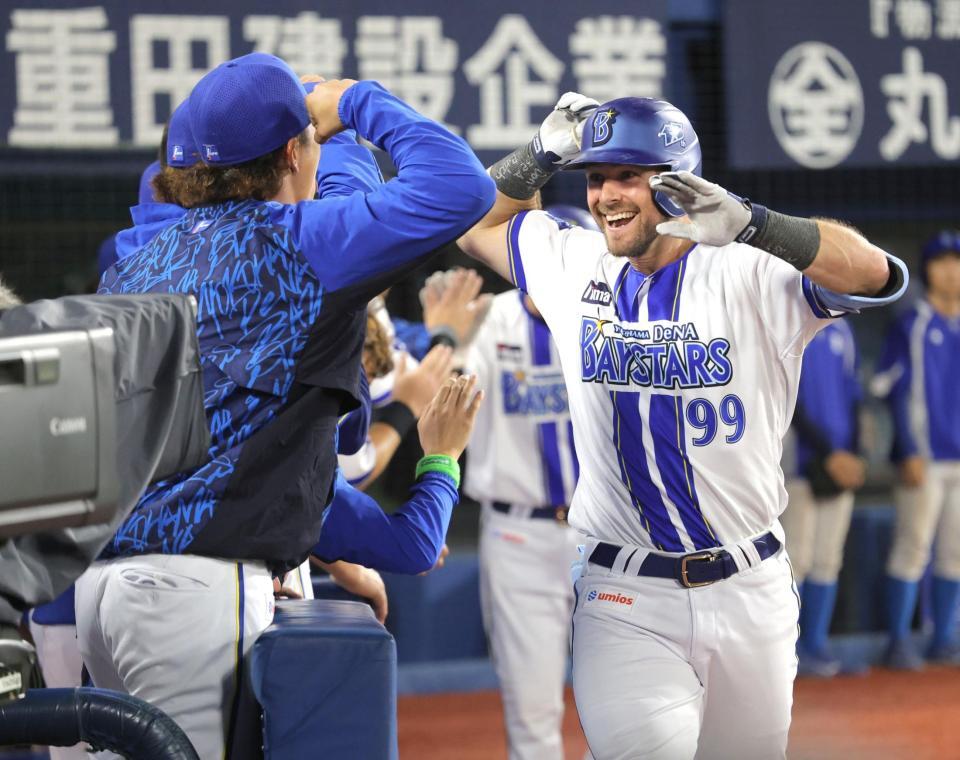 ５回、２ランを放ち、ナインと喜び合うヒュンメル（撮影・西岡正）
