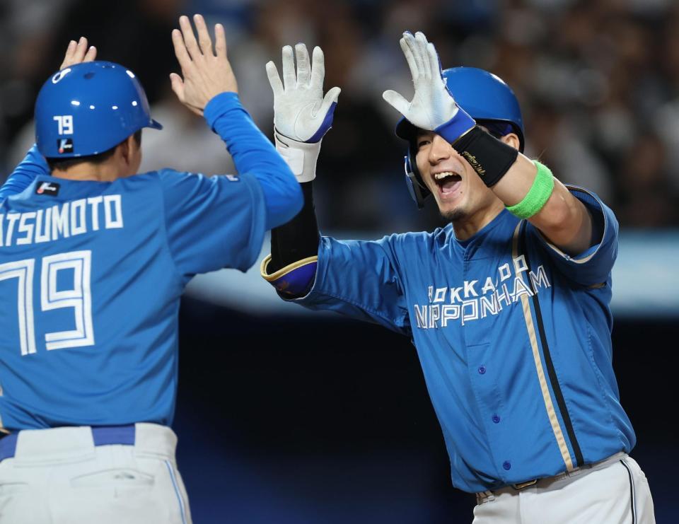 延長１１回、右越えに勝ち越しソロを放ち笑顔で生還する水野（撮影・金田祐二）
