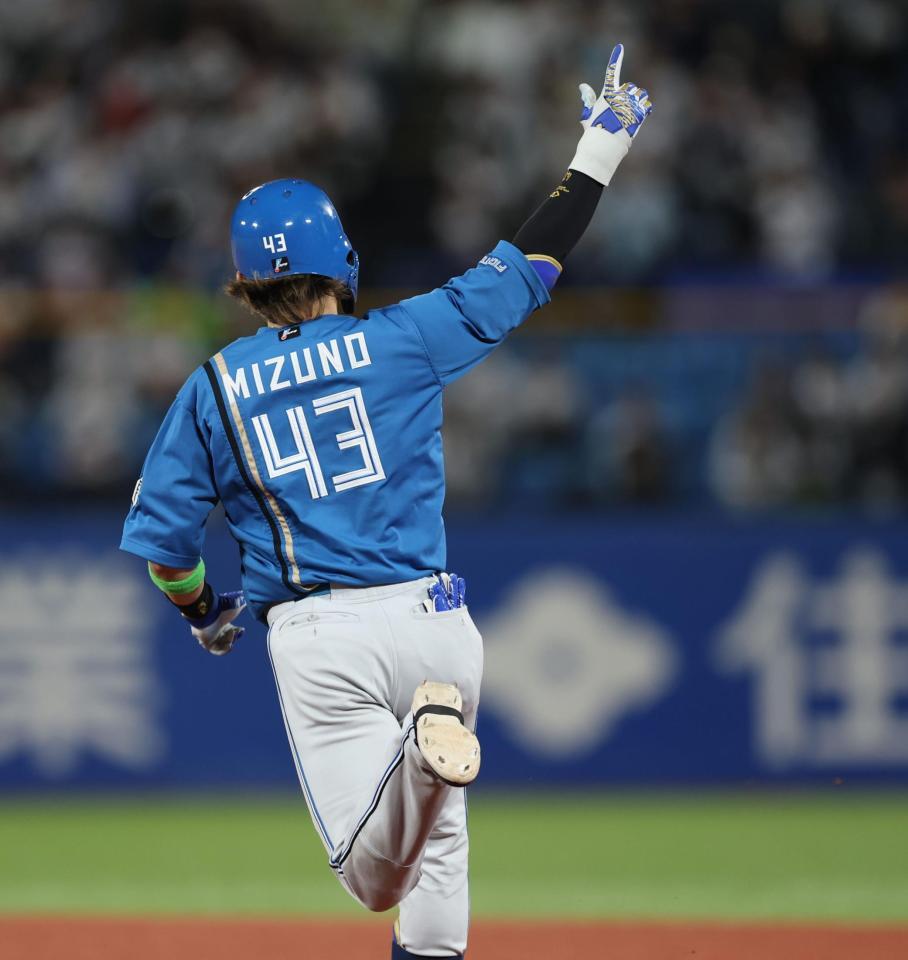 延長１１回、右越えに勝ち越しソロを放つ水野（撮影・金田祐二）