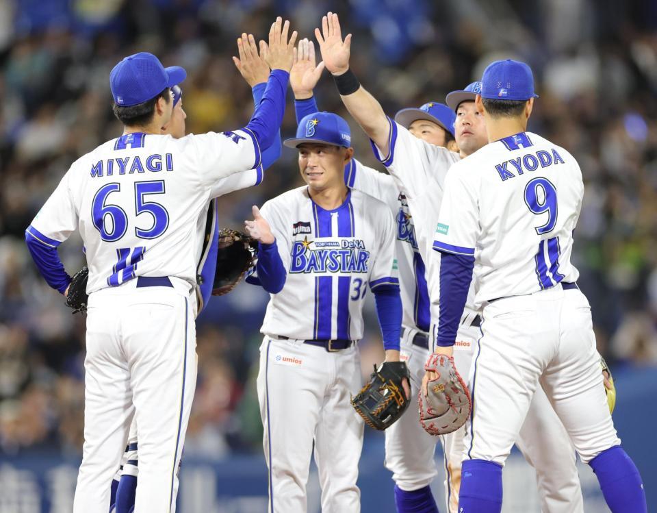 ソフトバンクに勝利し、タッチを交わす牧（右から２人目）らＤｅＮＡナイン（撮影・西岡正）