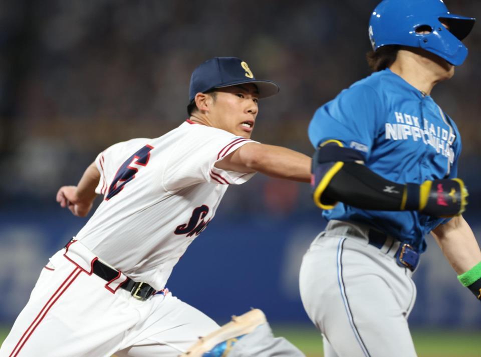 ８回、田宮の送りバントで自らタッチする山野（撮影・金田祐二）