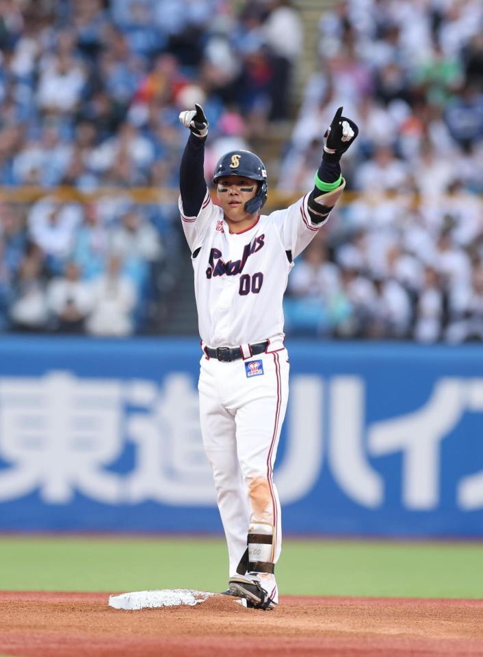 １回、左前に先制適時打を放つ赤羽（撮影・金田祐二）