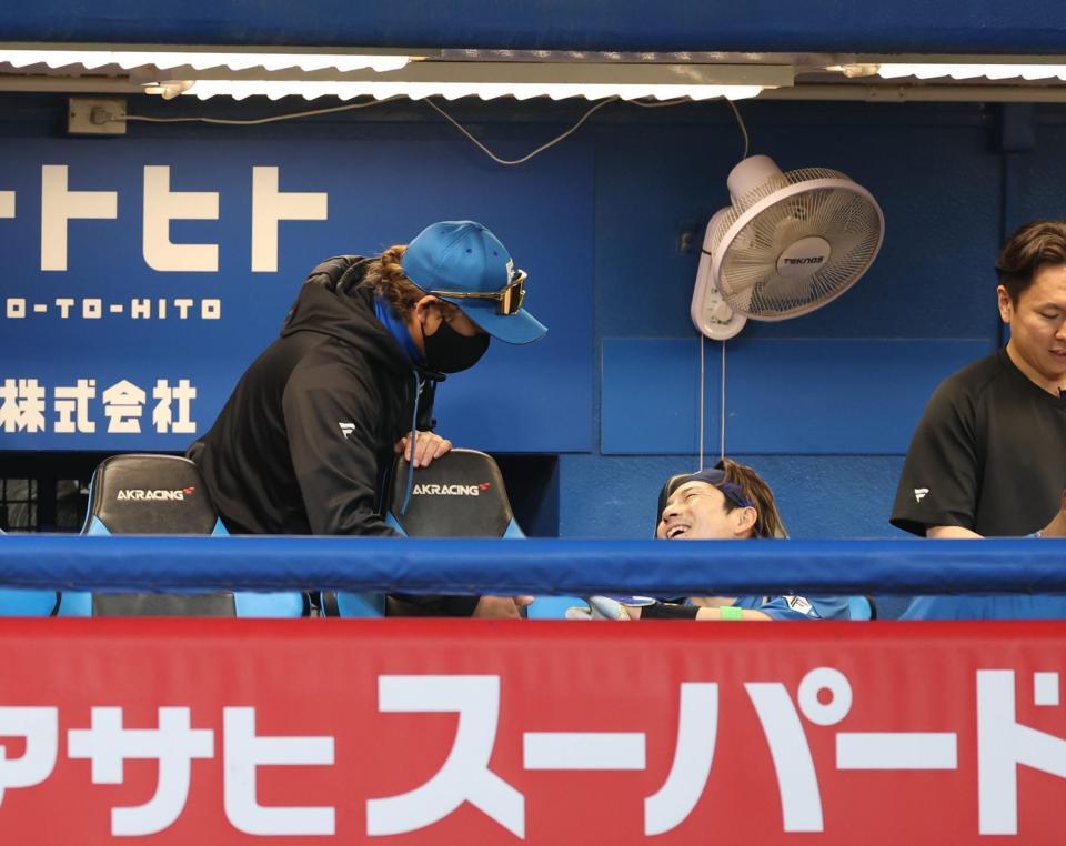 延長１１回、勝ち越しソロを放った水野を祝福する新庄監督（撮影・金田祐二）