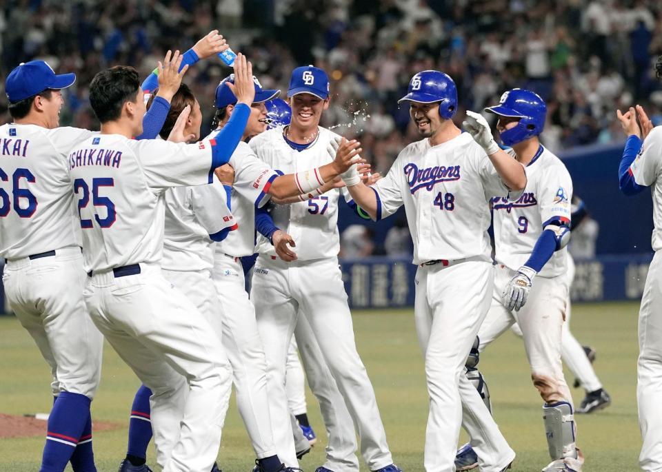 代打でサヨナラ打を放った阿部（右から２人目）と喜ぶ中日ナイン