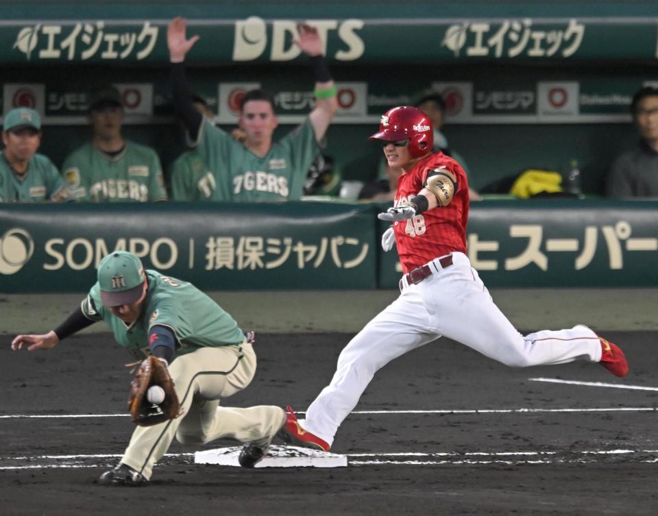 ４回、内野安打で出塁する平良（撮影・飯室逸平）