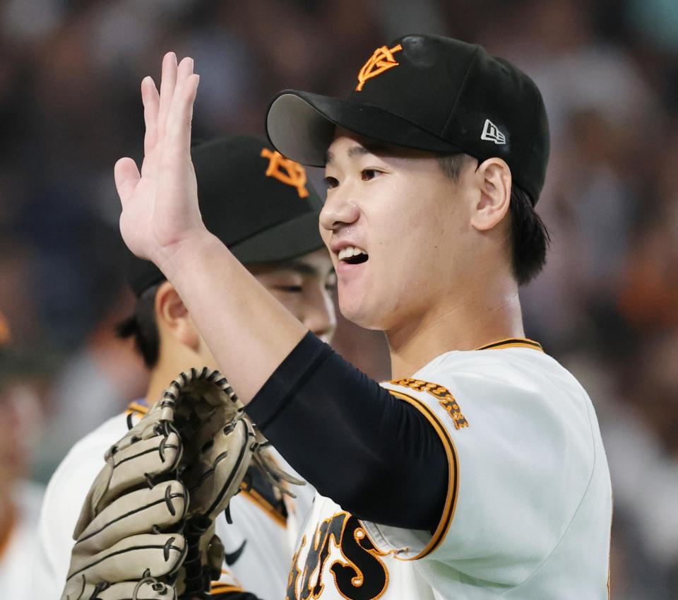 ６回を抑え、ベンチに戻る井上