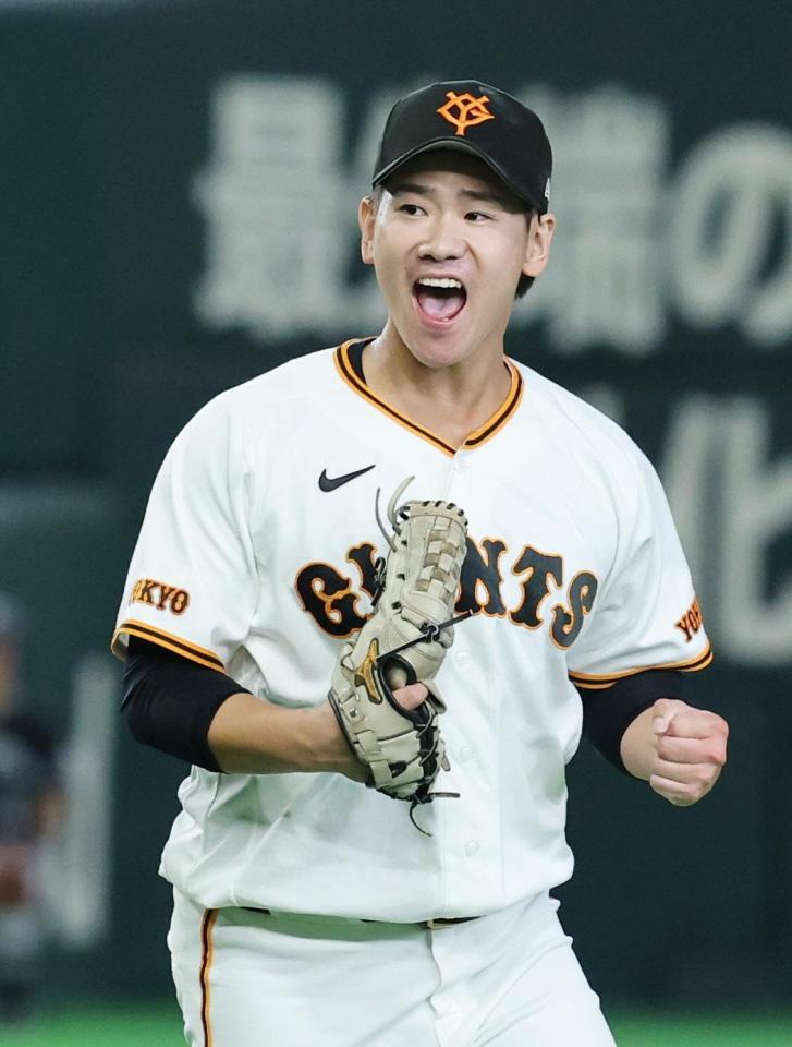 ６回、佐藤を二飛に打ち取り、雄たけびを上げる井上