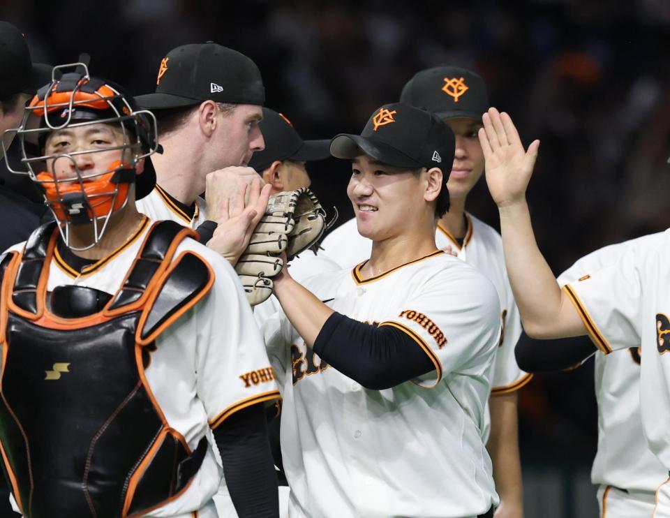 ロッテに勝利しナインとタッチを交わす井上（中央）