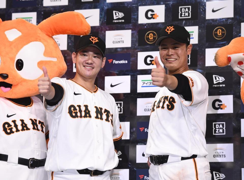 ポーズをとる井上（左）と打のヒーローの中山（撮影・園田高夫）