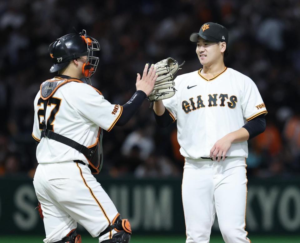 完投し、捕手の岸田とタッチを交わす井上