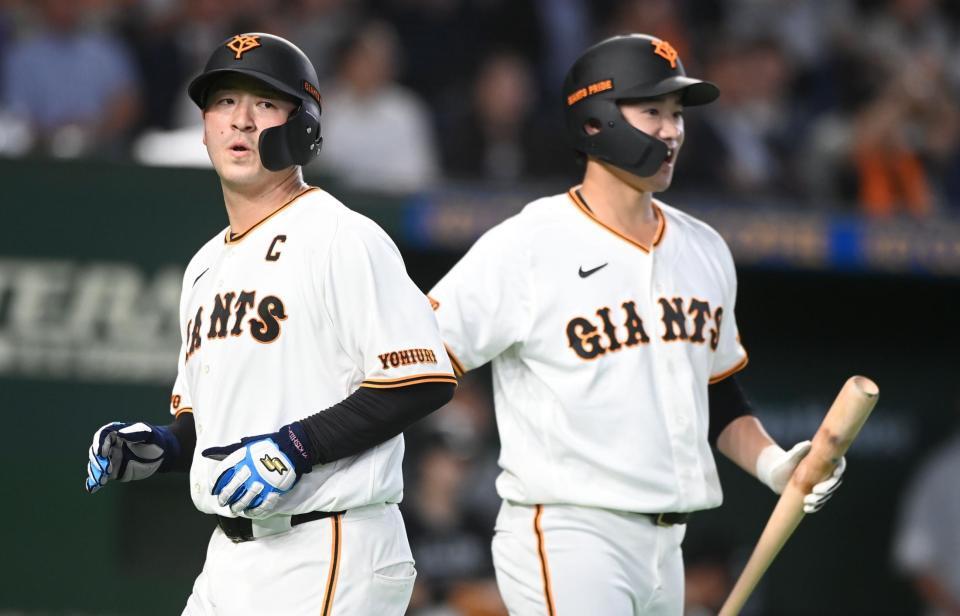 ５回、先制ホームを踏んだ岸田（左）を迎える井上（撮影・園田高夫）