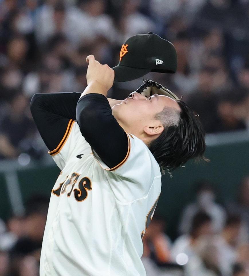 ４回、マウンドで汗をぬぐう井上