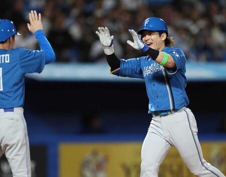 　１１回、勝ち越しソロを放ち笑顔で生還する水野（撮影・金田祐二）