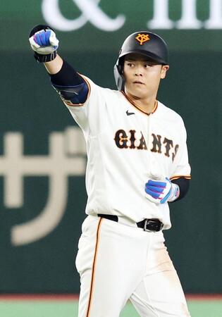 ６回、３点二塁打を放ちガッツポーズする中山