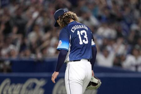 　９回、代打阿部にサヨナラ打を許し、肩を落とす高橋光