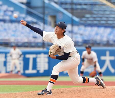 　９回に登板し力投する法大・宮本恭（撮影・佐々木彰尚）