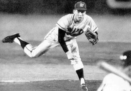 　巨人戦で力投する大洋・平松＝１９７０年