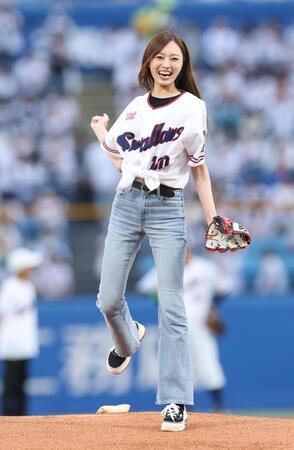 始球式を務める梅澤美波＝５日