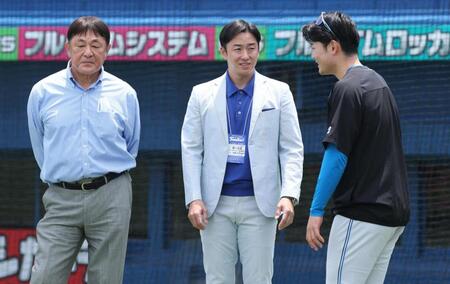 言葉を交わす早実ＯＢの（左から）荒木大輔氏、斎藤佑樹氏、清宮幸（撮影・金田祐二）