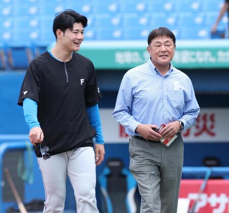 談笑する清宮幸（左）と荒木大輔氏（撮影・金田祐二）