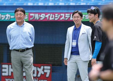 言葉を交わす早実ＯＢの（左から）荒木大輔氏、斎藤佑樹氏、清宮幸（撮影・金田祐二）