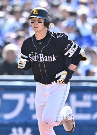 ４回、同点の左越えソロを放ちホームへ向かう正木（撮影・開出牧）