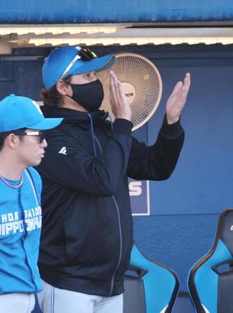 ６回途中で降板する山崎に拍手を贈る新庄監督